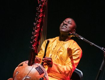 Lamine Cissokho spelar kora