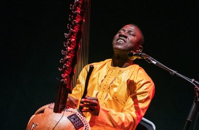 Lamine Cissokho spelar kora